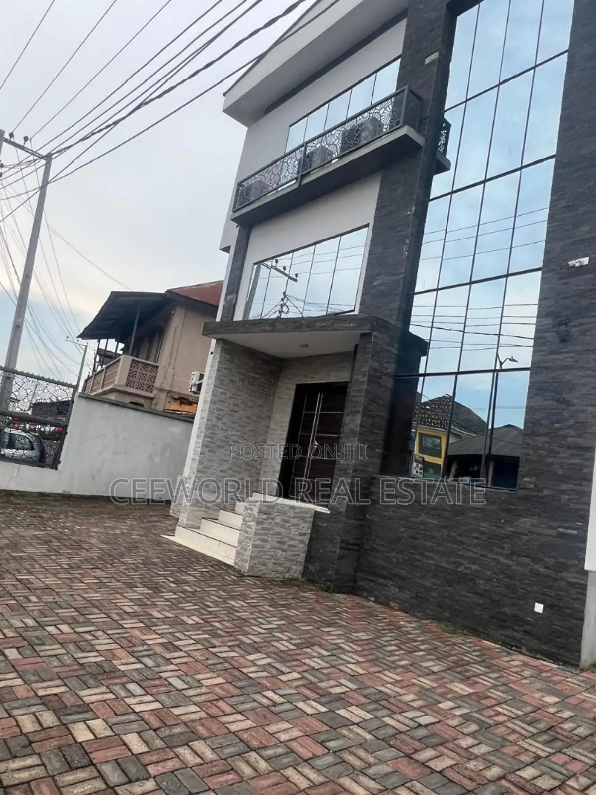 Office Space of 7 Offices With
2 Receptions and 4toilets in Oke Ado