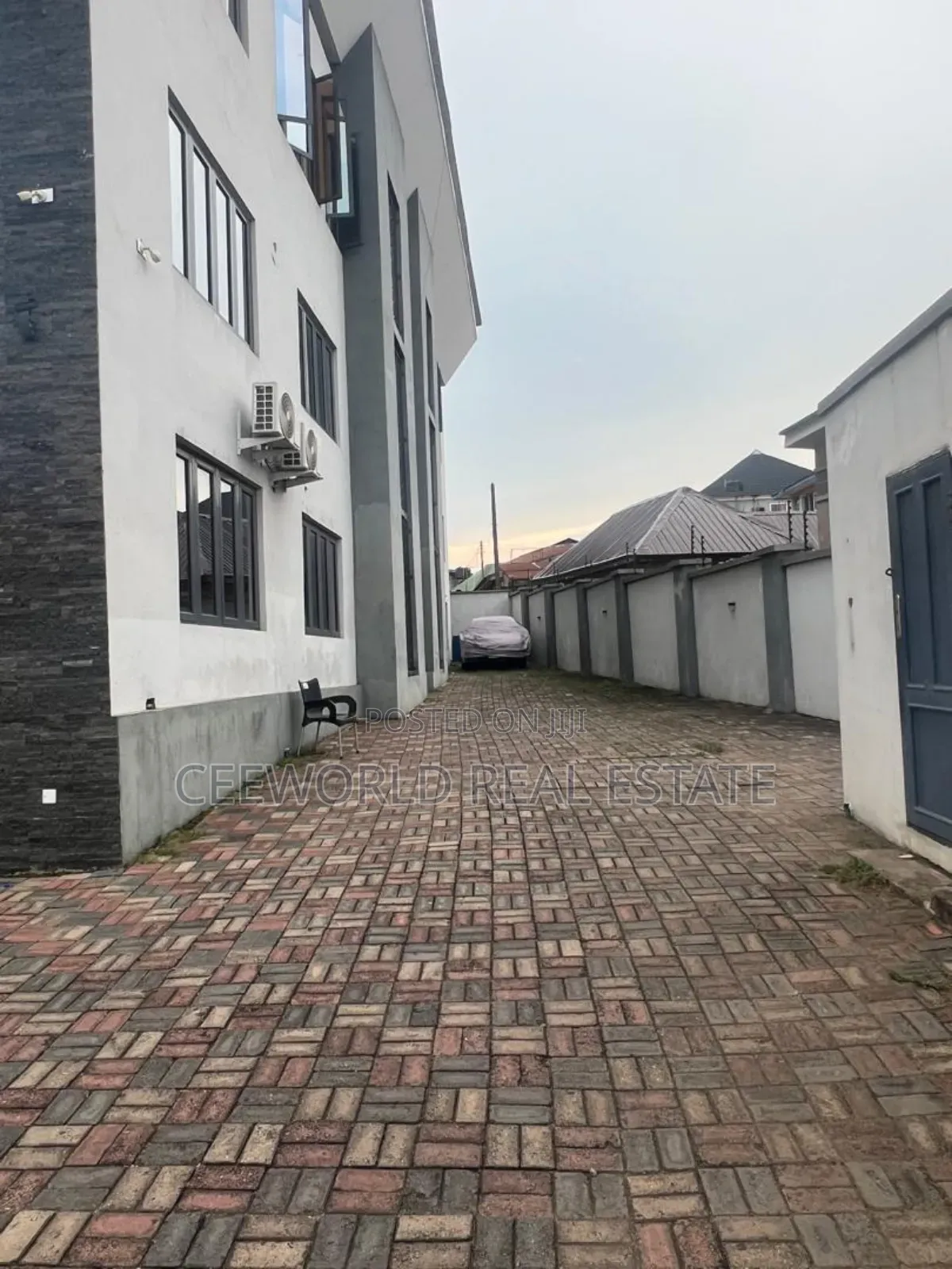 Office Space of 7 Offices With
2 Receptions and 4toilets in Oke Ado