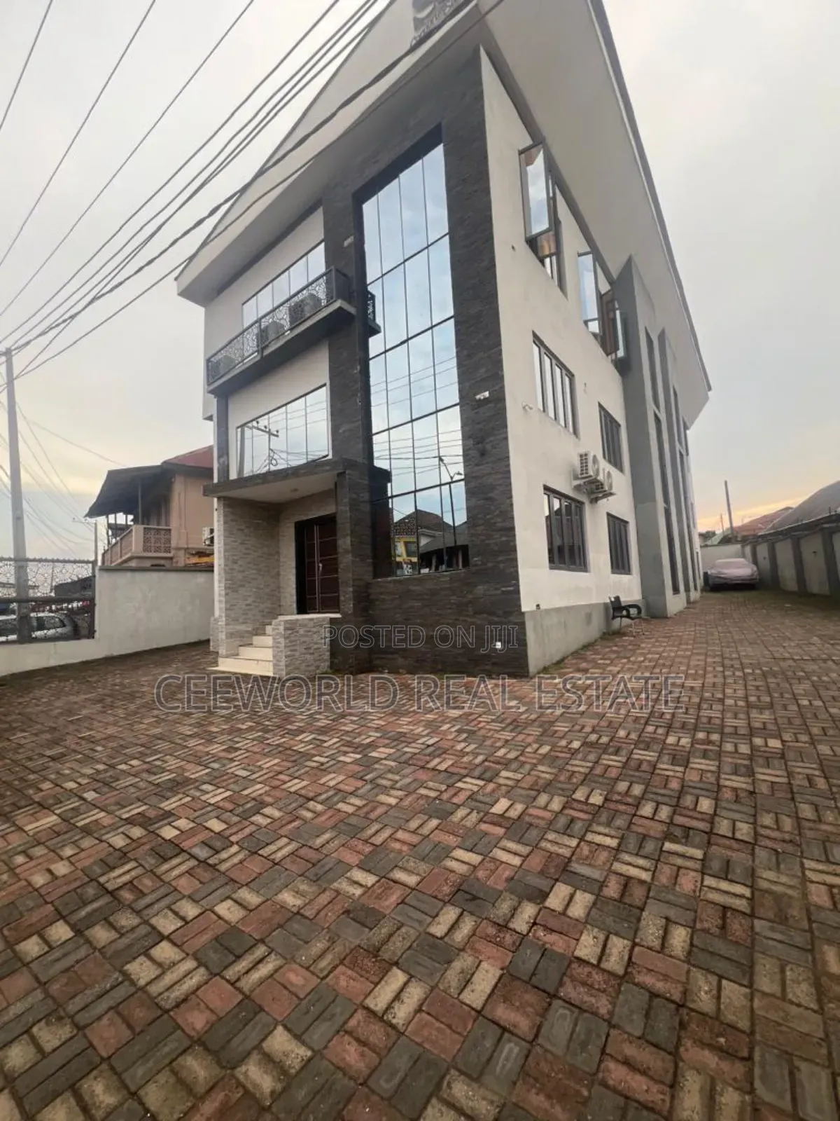 Office Space of 7 Offices With
2 Receptions and 4toilets in Oke Ado