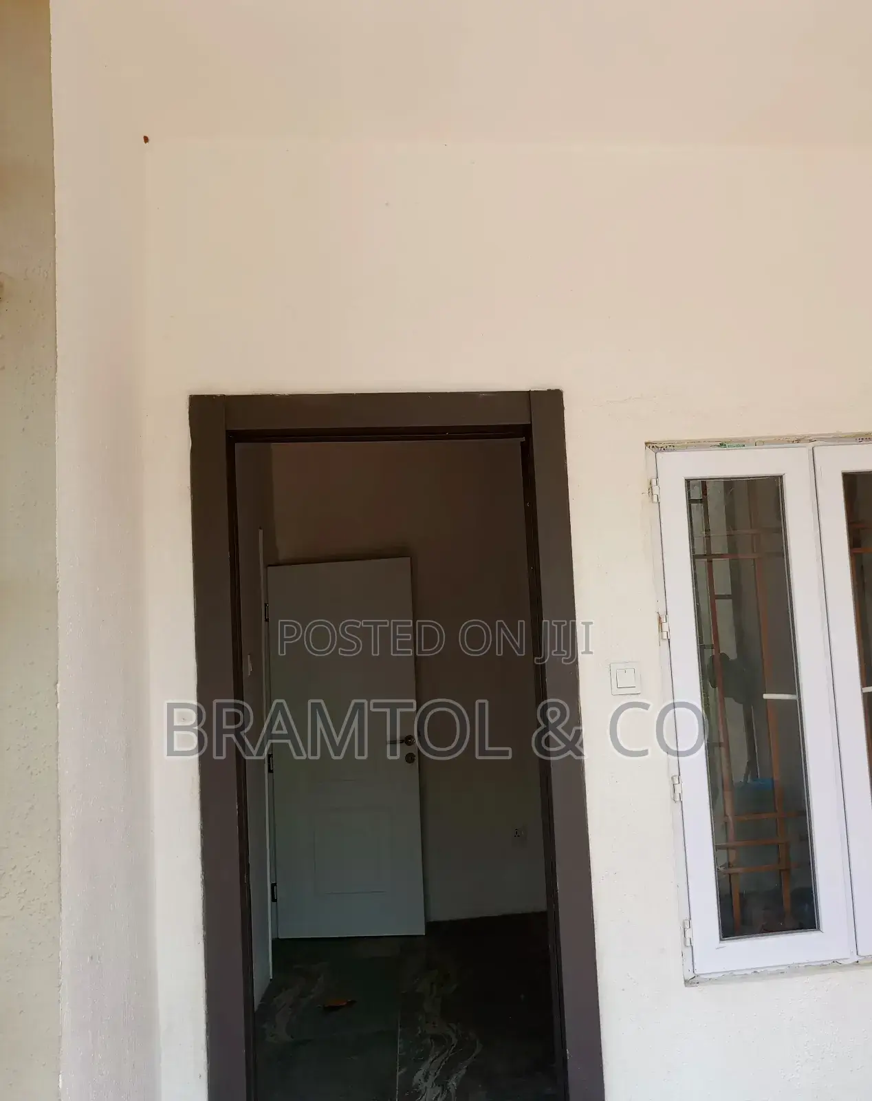 30 SQM Ground Floor Office/Shop in a Nice Busy Plazq in Wuye