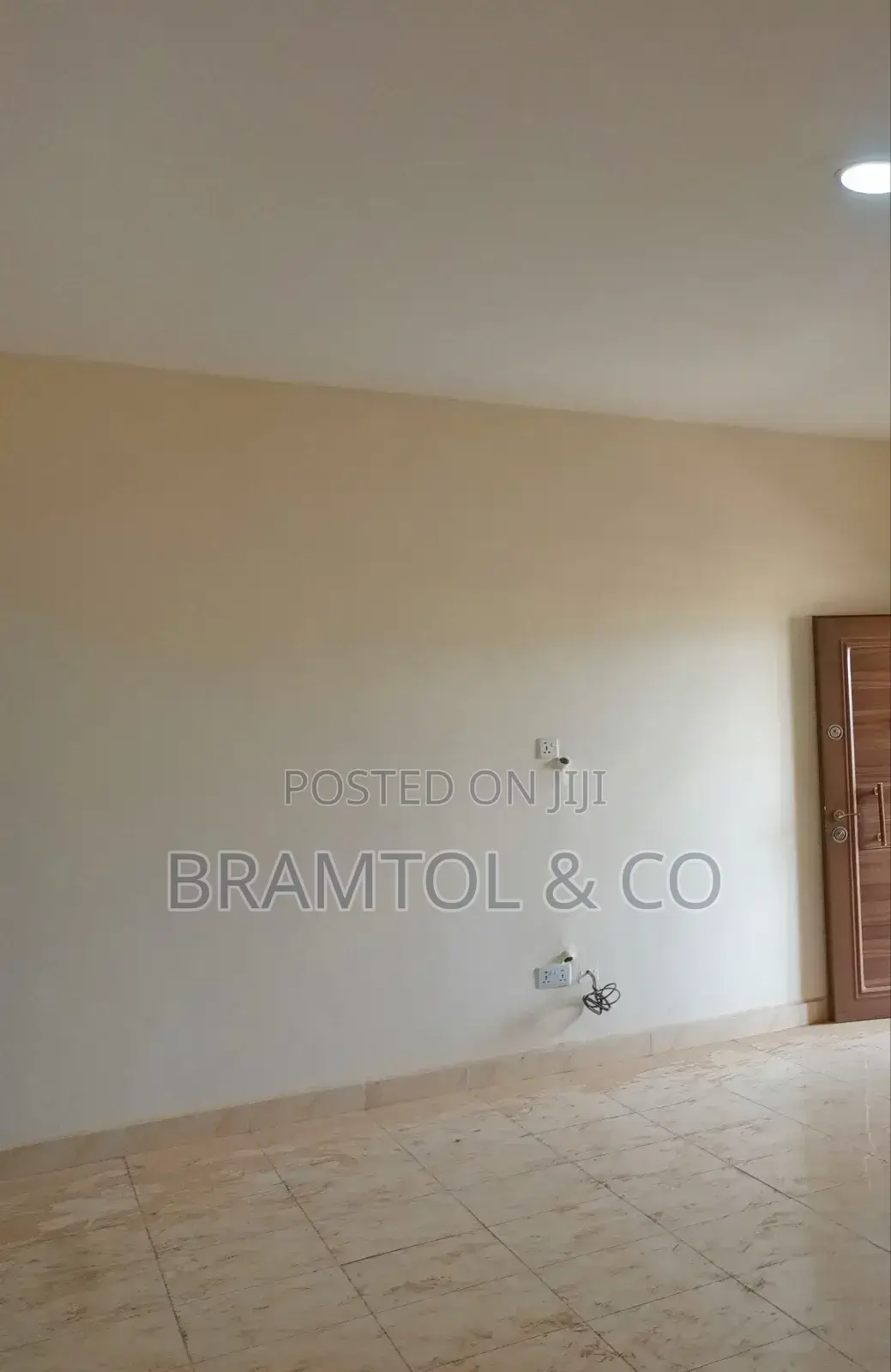 30 SQM Ground Floor Office/Shop in a Nice Busy Plazq in Wuye