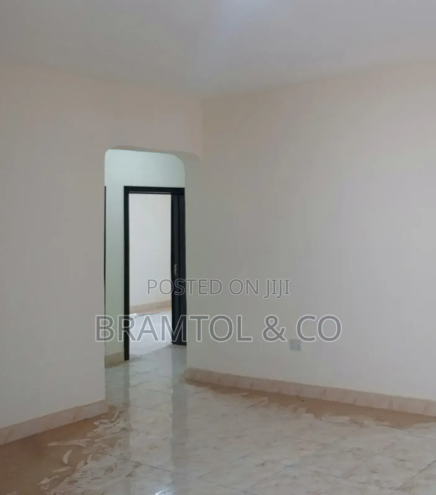 30 SQM Ground Floor Office/Shop in a Nice Busy Plazq in Wuye