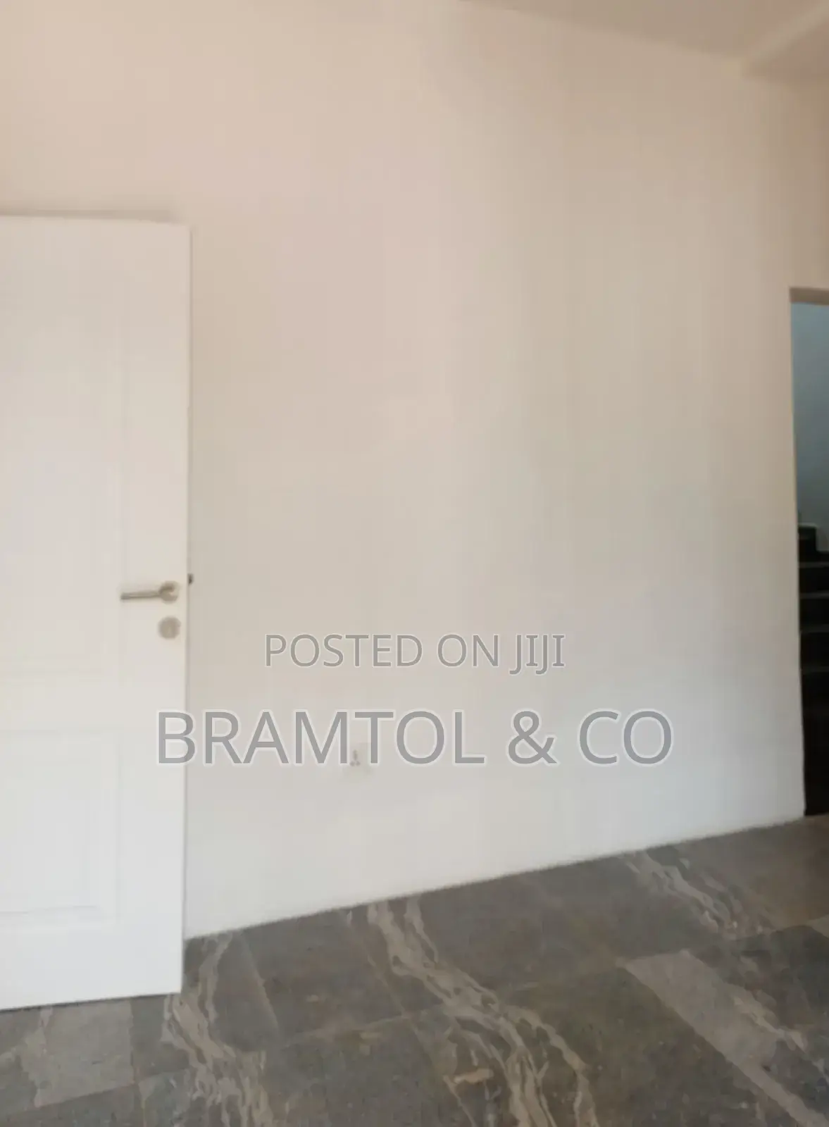 30 SQM Ground Floor Office/Shop in a Nice Busy Plazq in Wuye