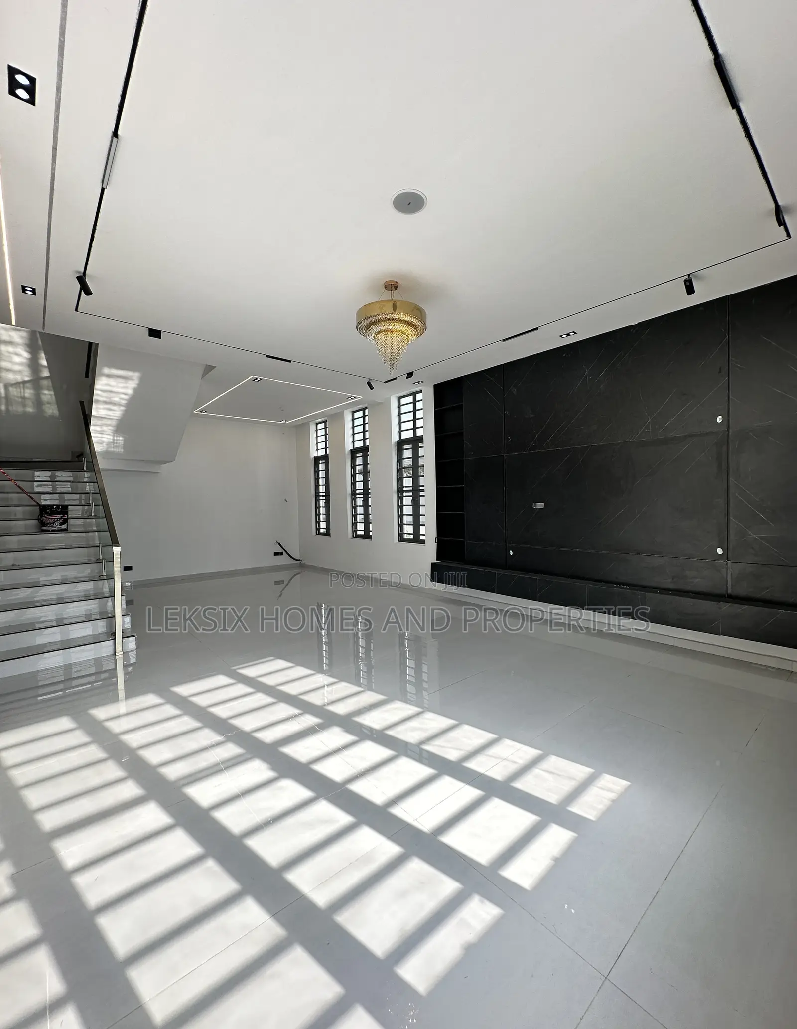 5bdrm Duplex in A Well Secured, Chevron for sale in Chevron