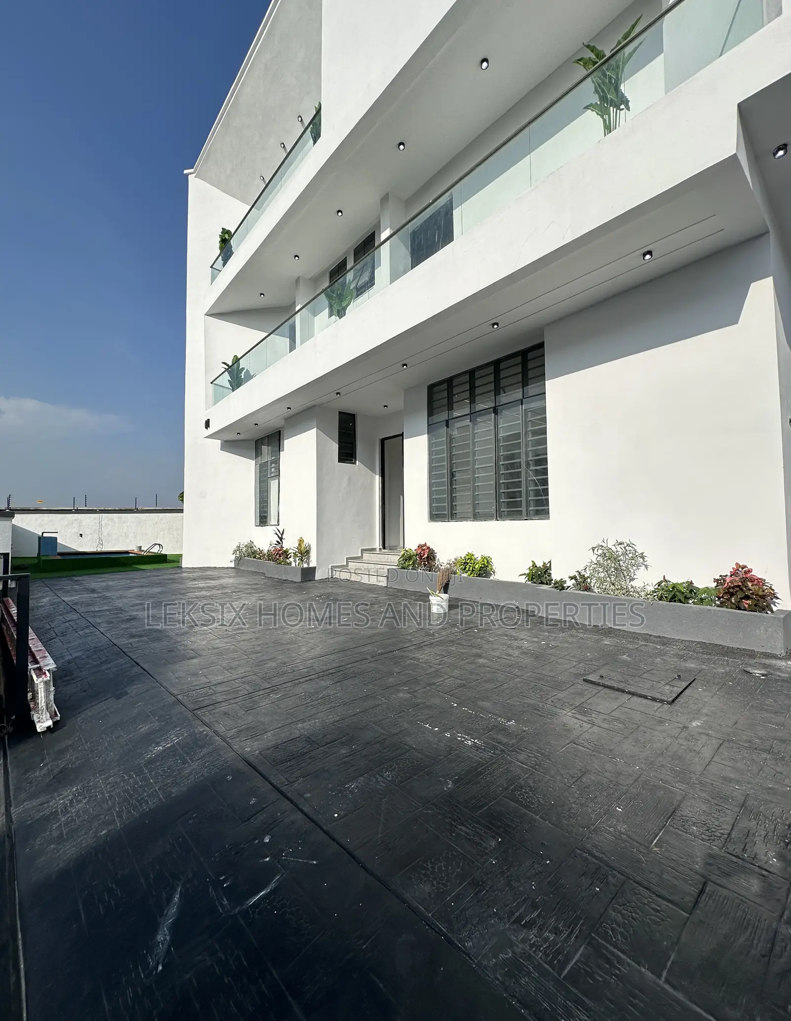 5bdrm Duplex in A Well Secured, Chevron for sale in Chevron