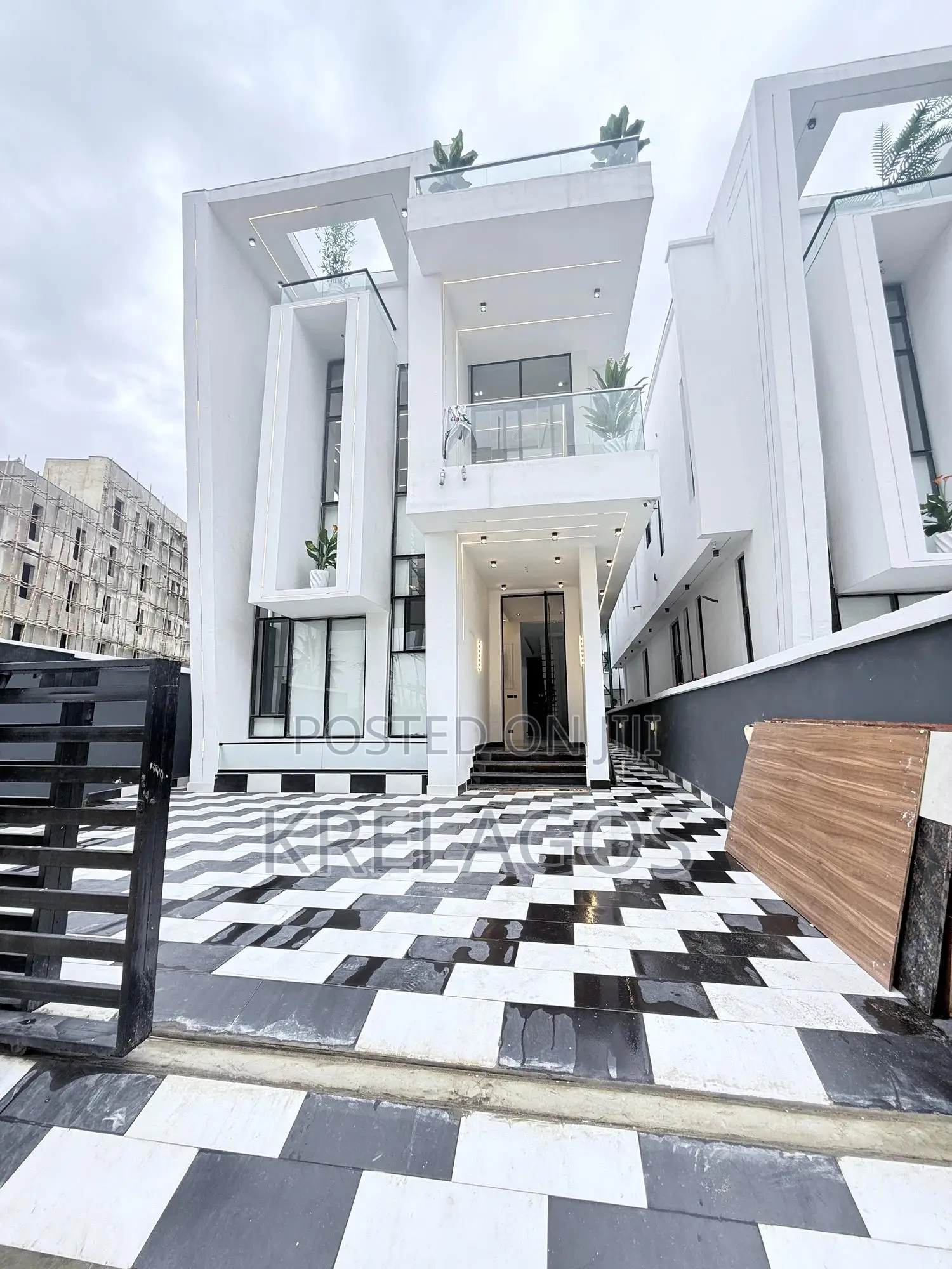 5bdrm Duplex in Chevron for sale in Chevron