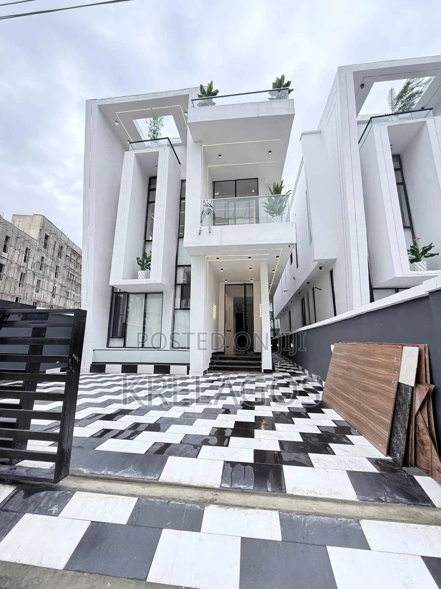 5bdrm Duplex in Chevron for sale in Chevron