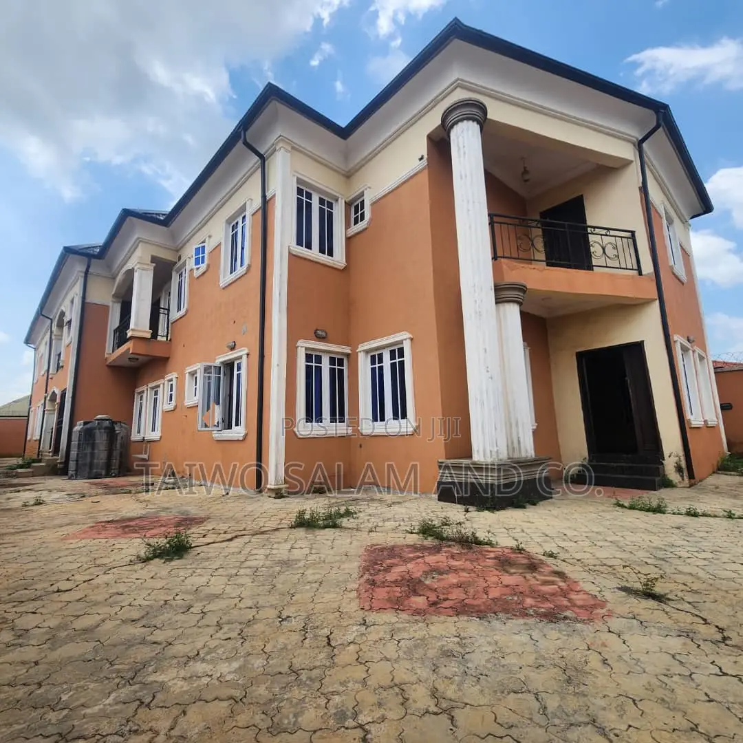 3bdrm Block of Flats in Oluyole Estate for sale in Oluyole Estate