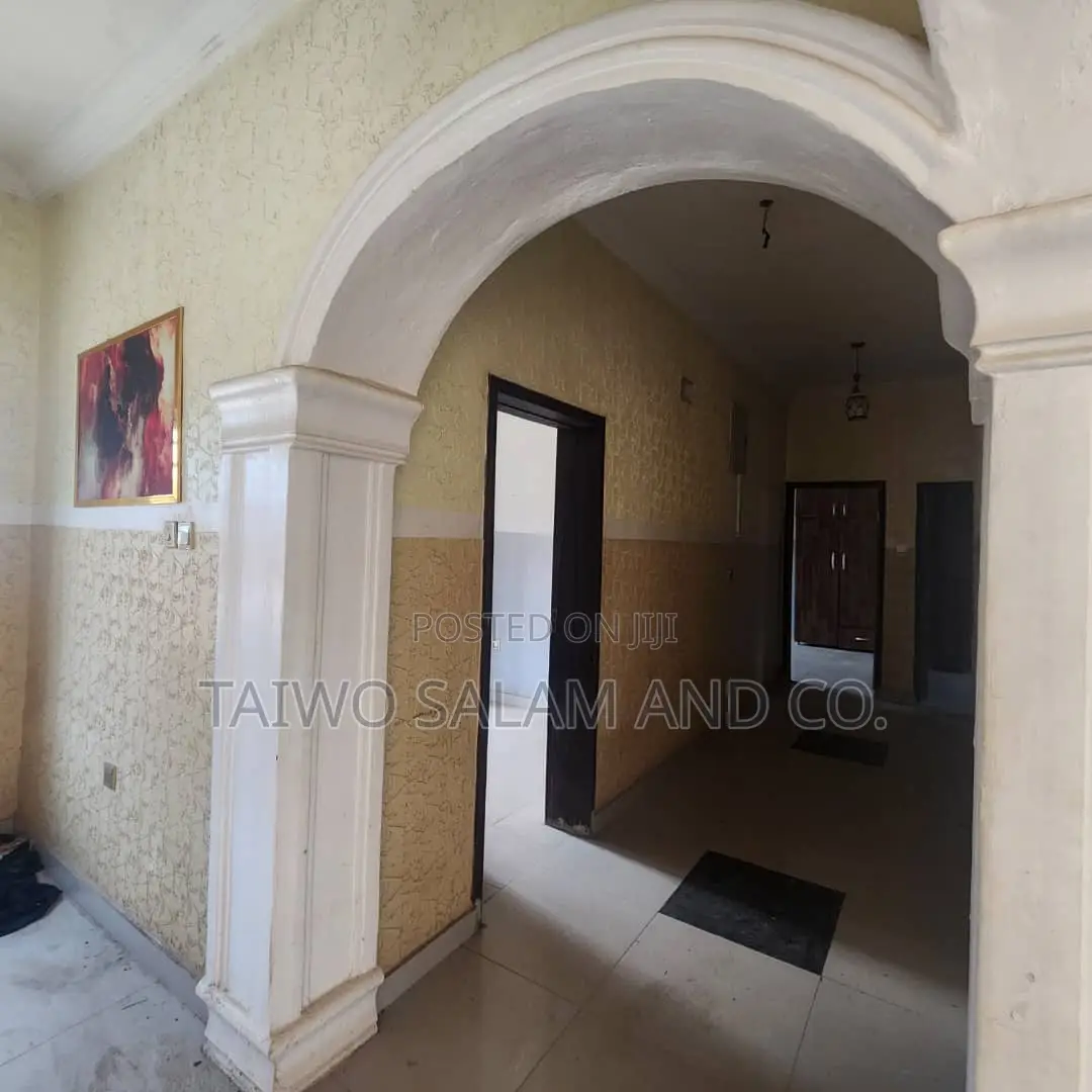 3bdrm Block of Flats in Oluyole Estate for sale in Oluyole Estate
