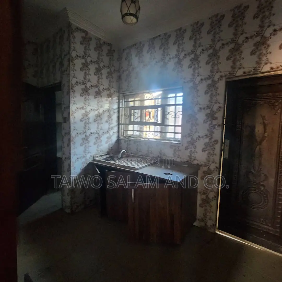 3bdrm Block of Flats in Oluyole Estate for sale in Oluyole Estate