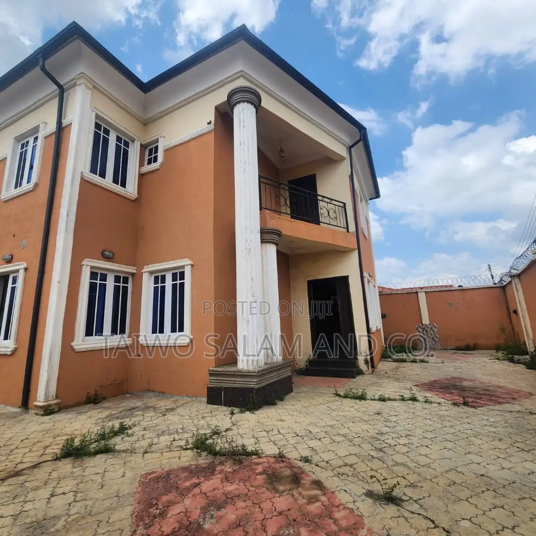 3bdrm Block of Flats in Oluyole Estate for sale in Oluyole Estate