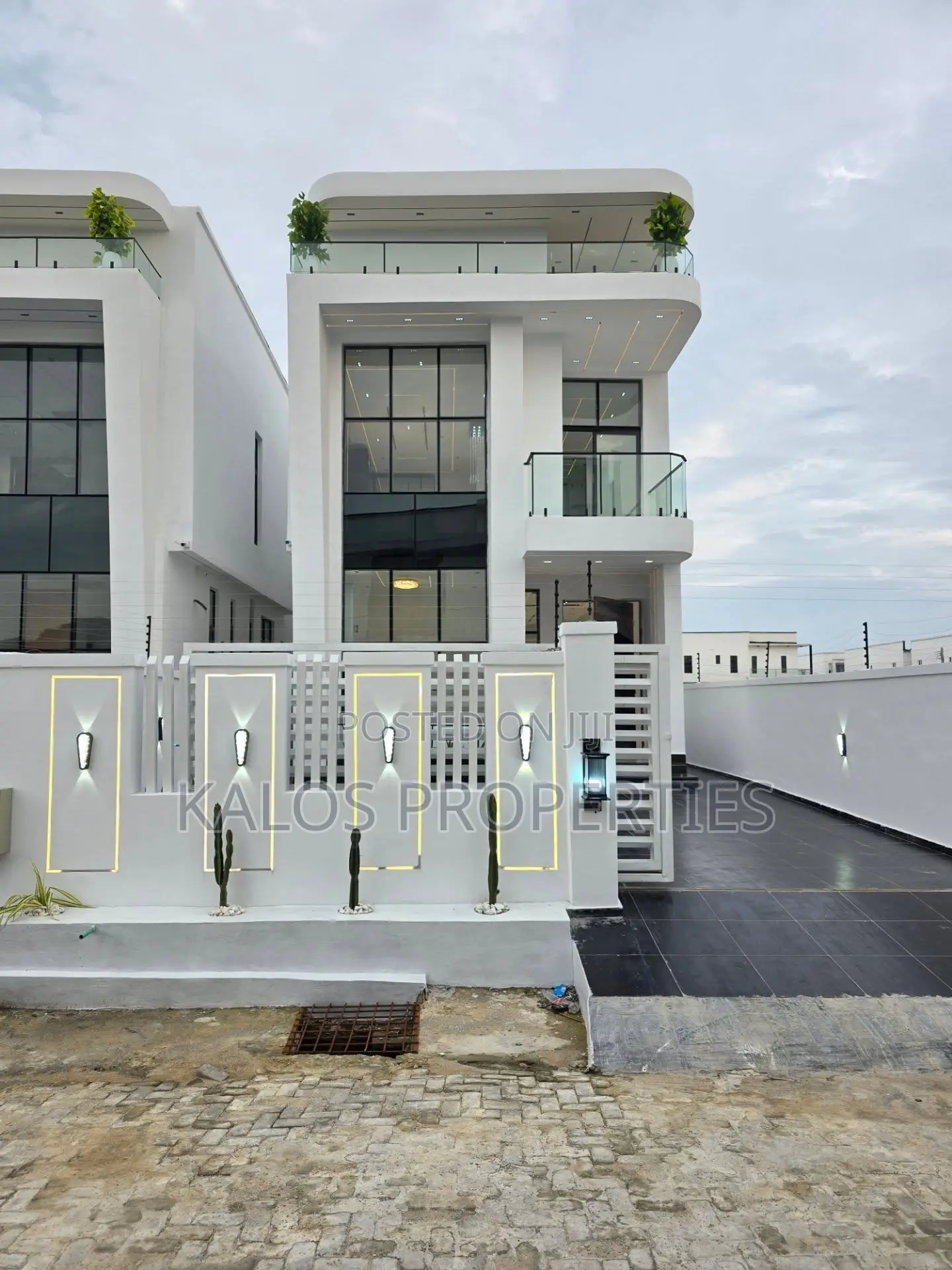 5bdrm Duplex in Chevron Toll Gate, Lekki Phase 2 for sale in Lekki Phase 2