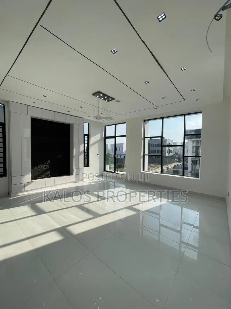 5bdrm Duplex in Chevron for sale in Chevron