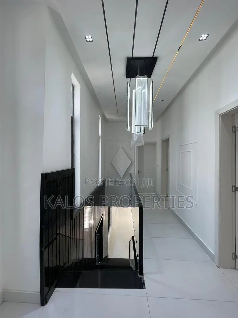 5bdrm Duplex in Chevron for sale in Chevron