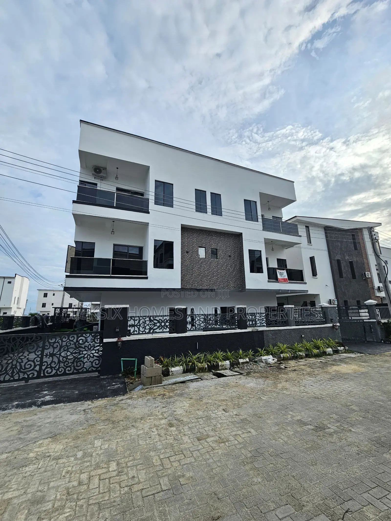 4bdrm Duplex in A Well Secured, Lekki Phase 2 for sale in Lekki Phase 2