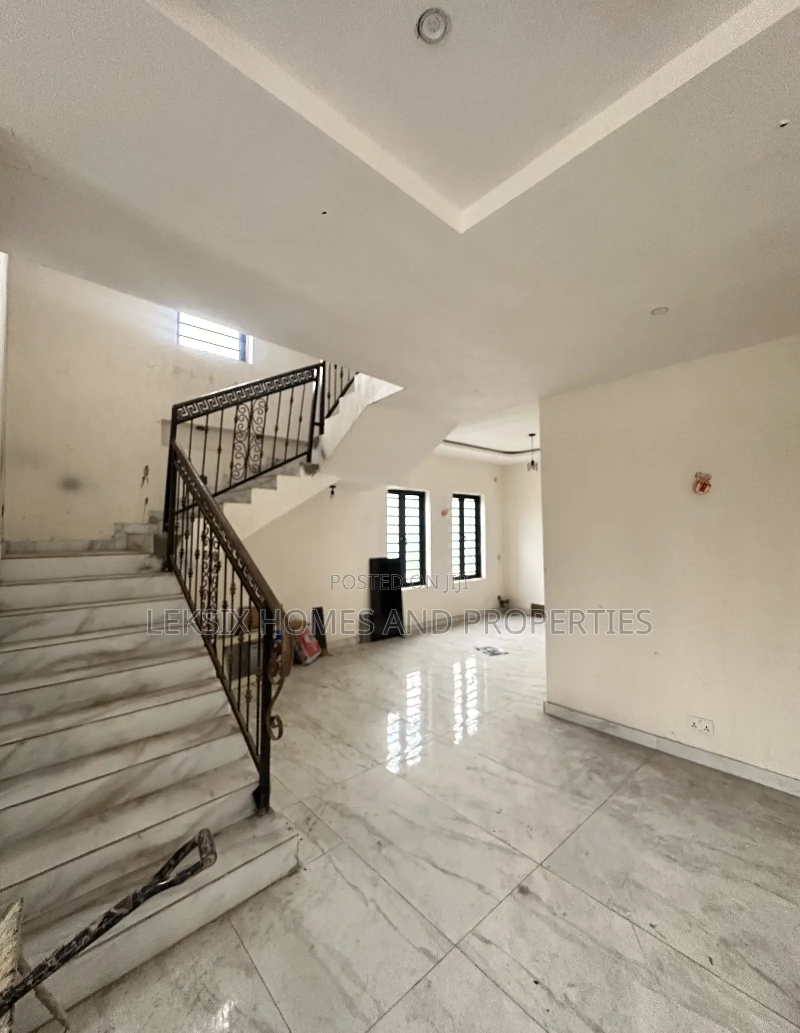 6bdrm Duplex in A Well Secured, Lekki Phase 2 for sale in Lekki Phase 2