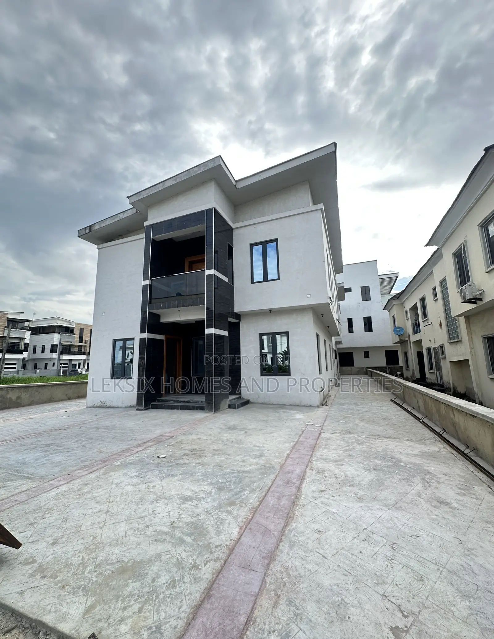 6bdrm Duplex in A Well Secured, Lekki Phase 2 for sale in Lekki Phase 2
