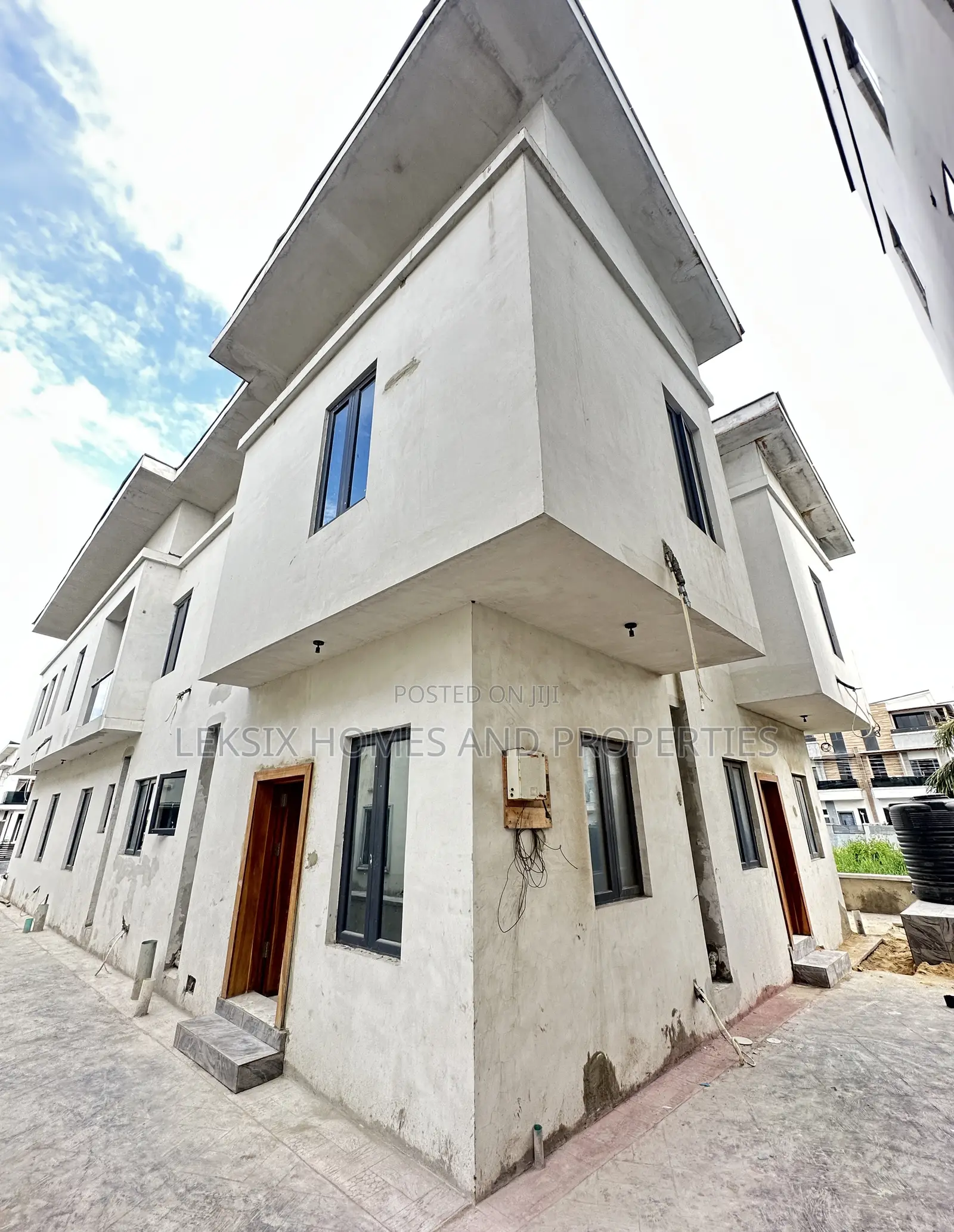 6bdrm Duplex in A Well Secured, Lekki Phase 2 for sale in Lekki Phase 2
