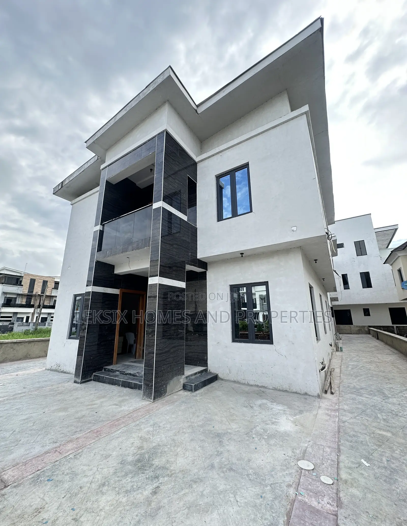6bdrm Duplex in A Well Secured, Lekki Phase 2 for sale in Lekki Phase 2