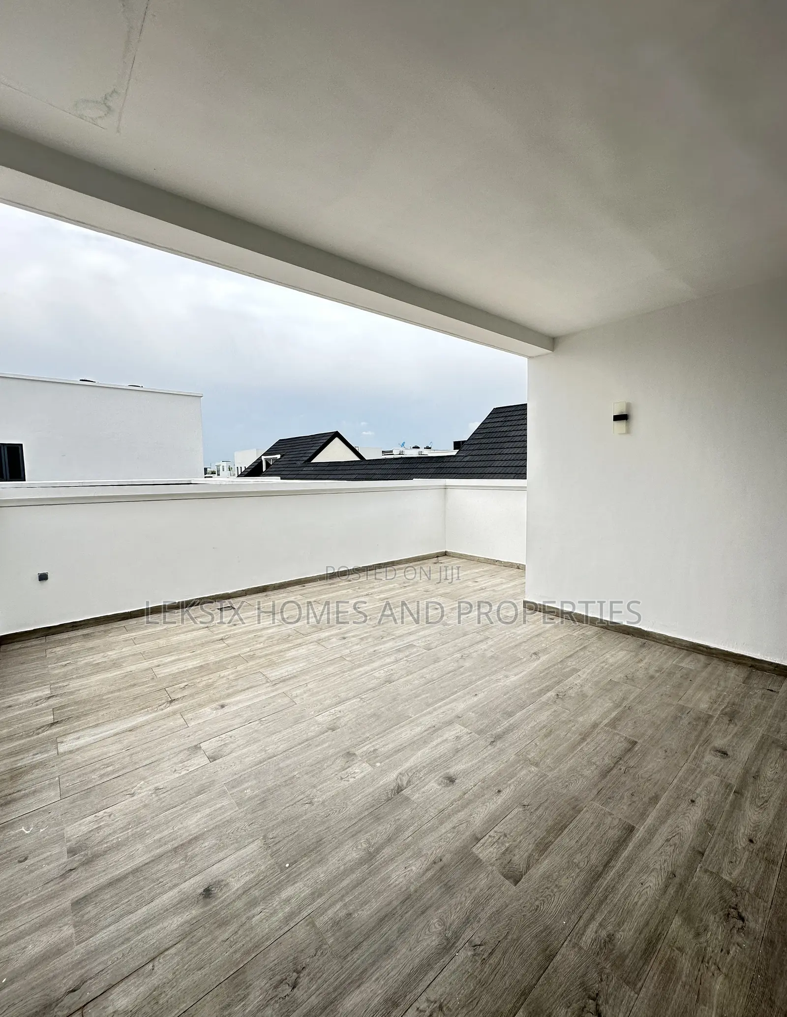 5bdrm Duplex in A Well Secured And, Ikate for sale in Ikate