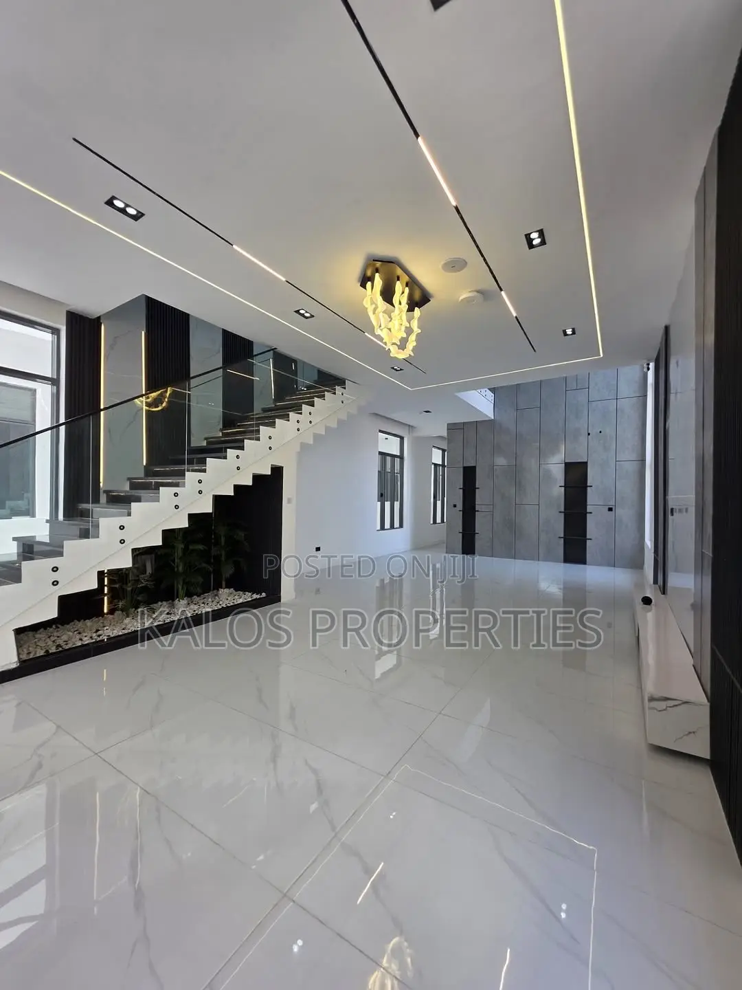 5bdrm Duplex in Chevron for sale in Chevron