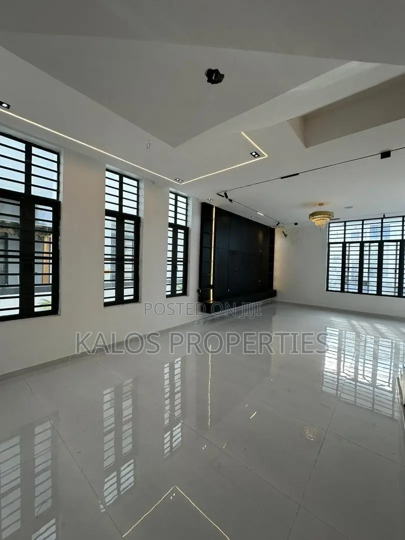 5bdrm Duplex in Chevron Lekki Lagos for sale in Chevron