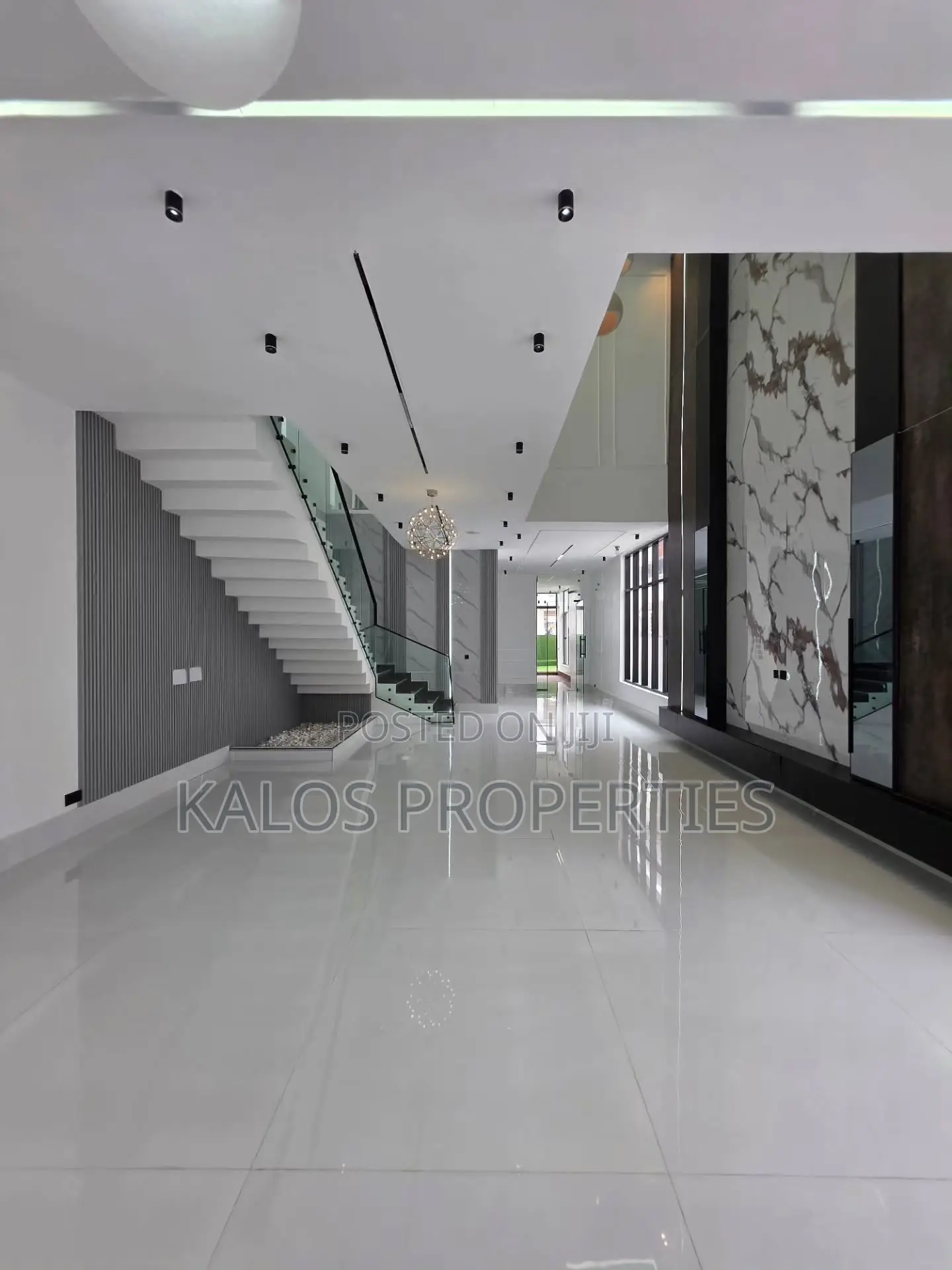 5bdrm Duplex in Chevron Toll Gate for sale in Chevron