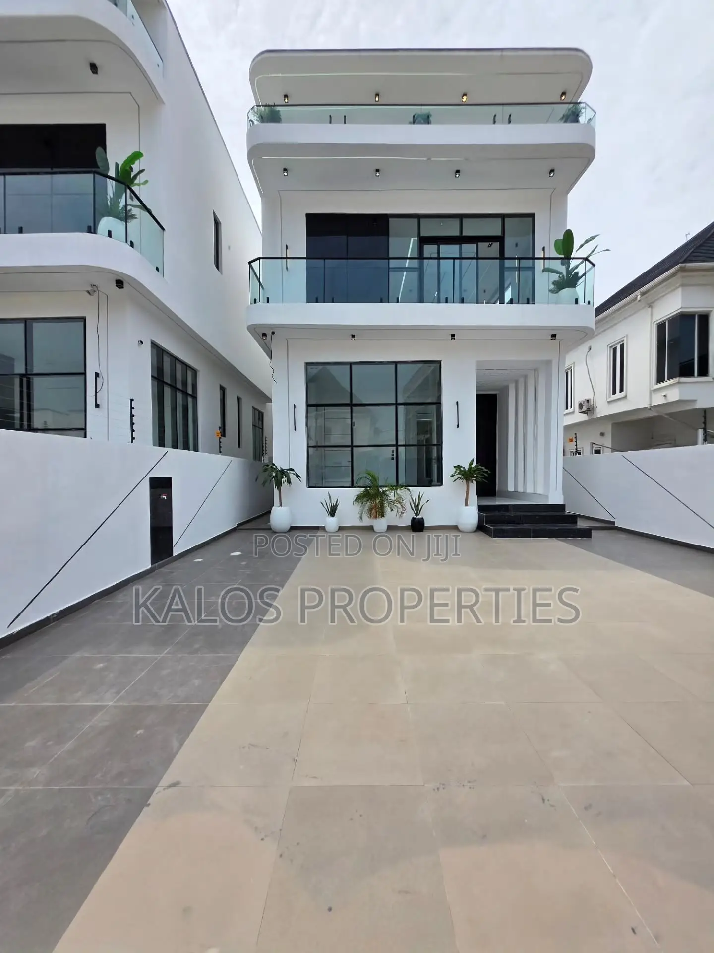 5bdrm Duplex in Chevron Toll Gate for sale in Chevron