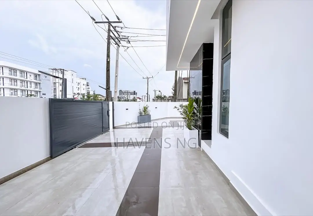 5bdrm Duplex in Lekki Phase 1 for sale in Lekki Phase 1