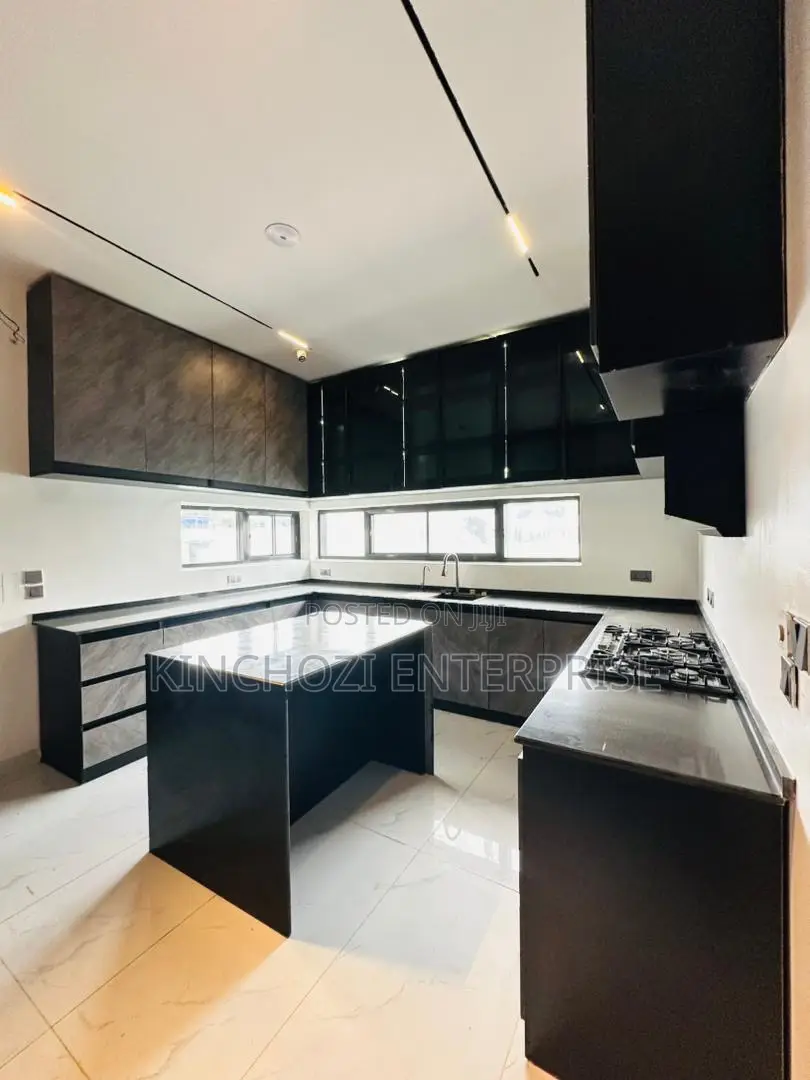 5bdrm Duplex in Lekki Phase 1 for sale in Lekki Phase 1