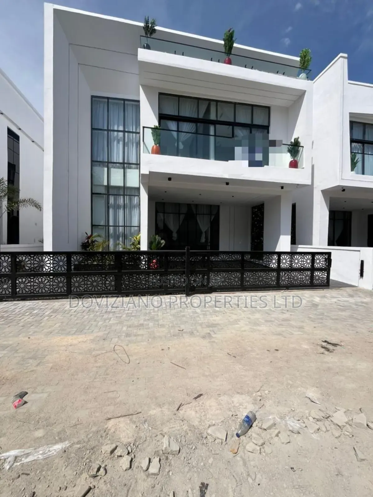 5bdrm Duplex in Chevron for sale in Chevron