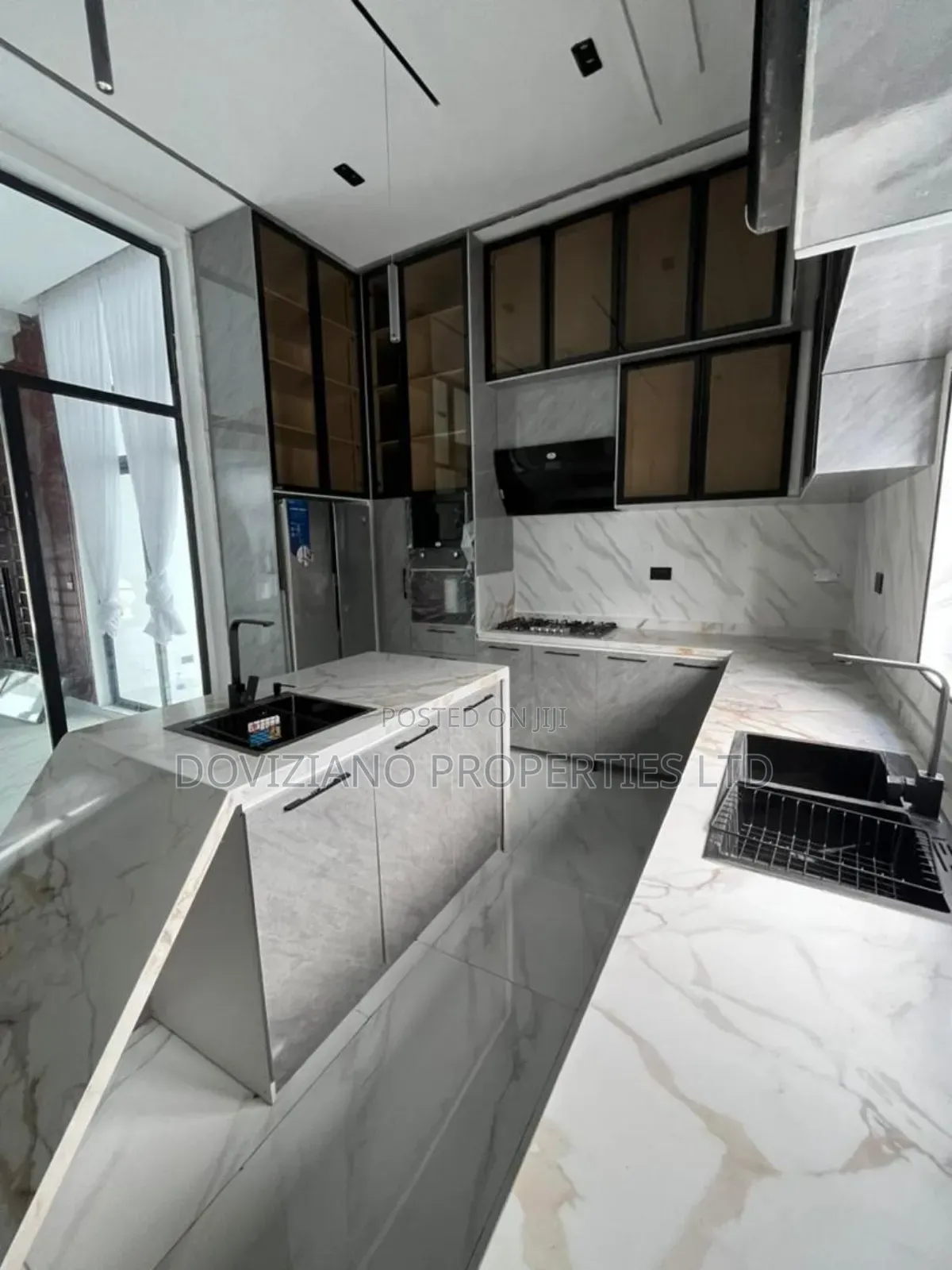 5bdrm Duplex in Chevron for sale in Chevron