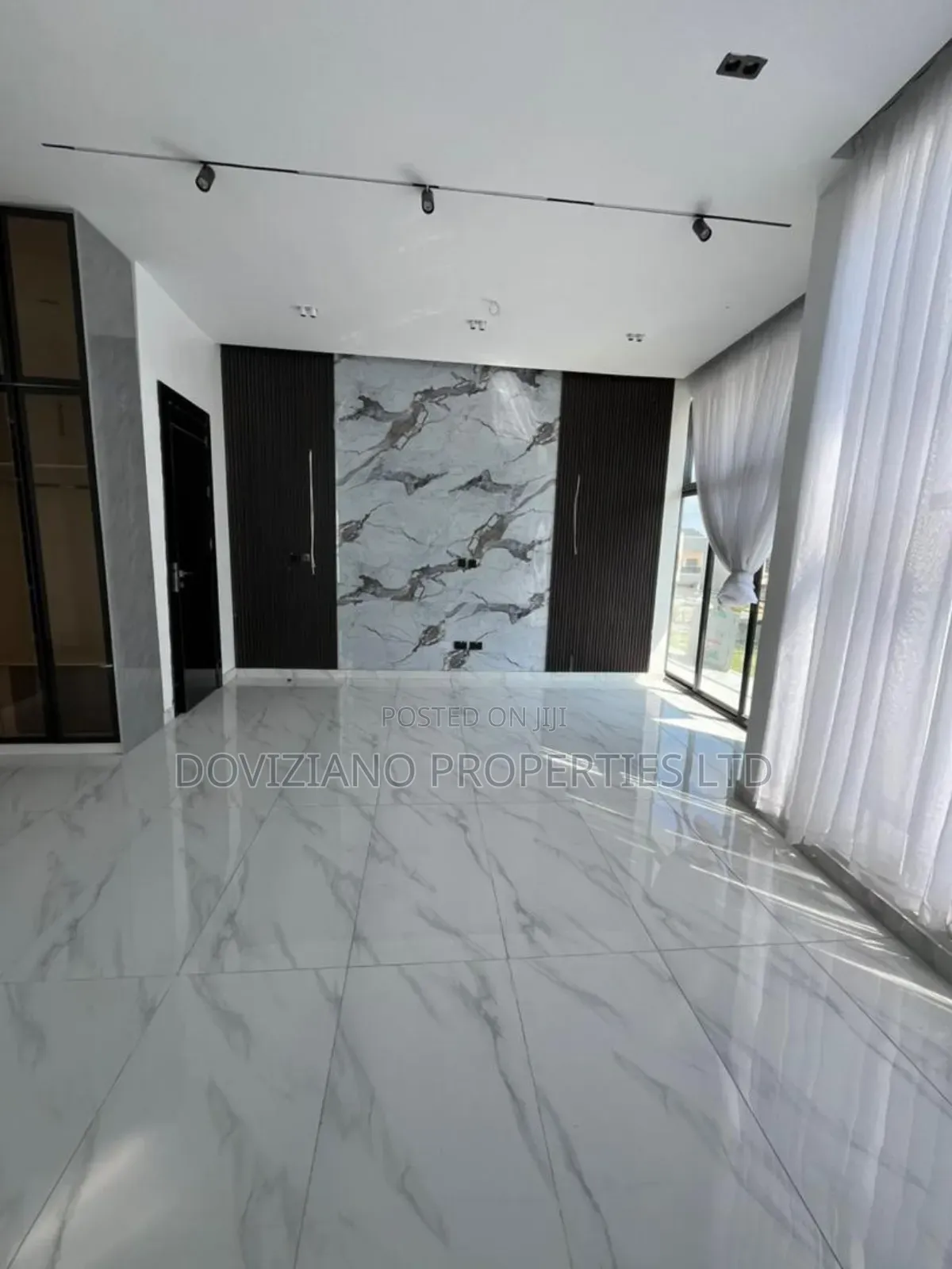 5bdrm Duplex in Chevron for sale in Chevron