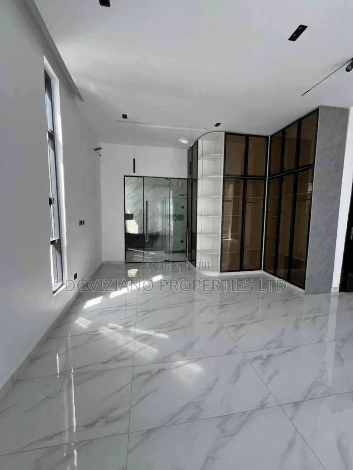 5bdrm Duplex in Chevron for sale in Chevron