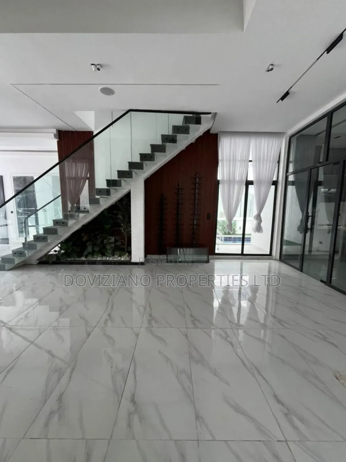 5bdrm Duplex in Chevron for sale in Chevron