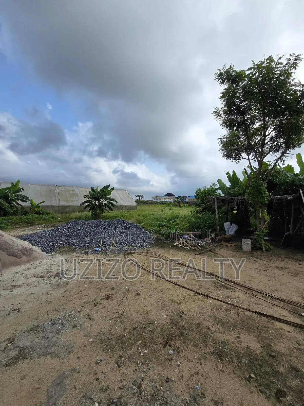 26 Plots of Dry Land for Mix Development in Lakowe
