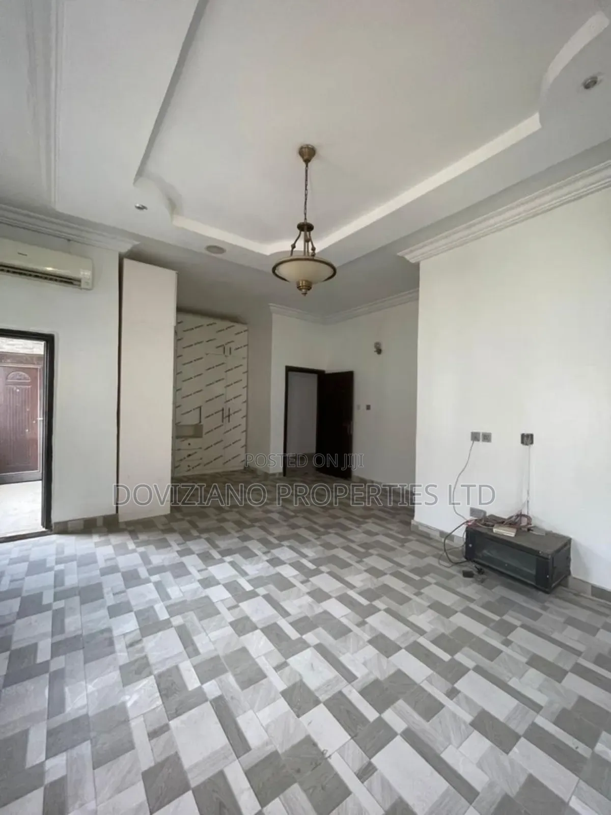 5bdrm Duplex in Chevron for sale in Chevron