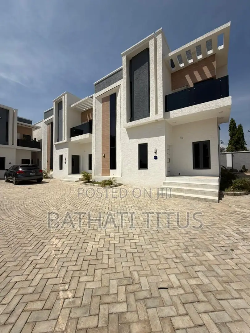 5bdrm Duplex in Kaura for sale in Kaura