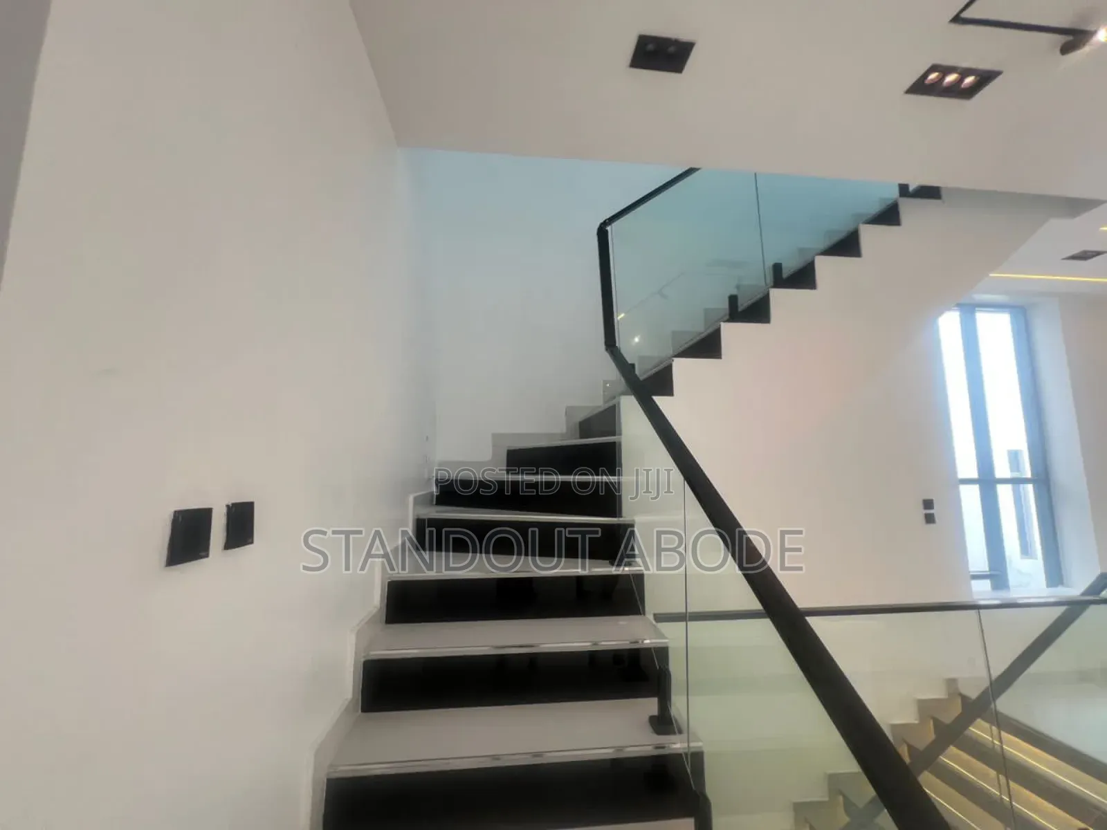 5bdrm Duplex in In An Estate, Osapa london for sale in Osapa london