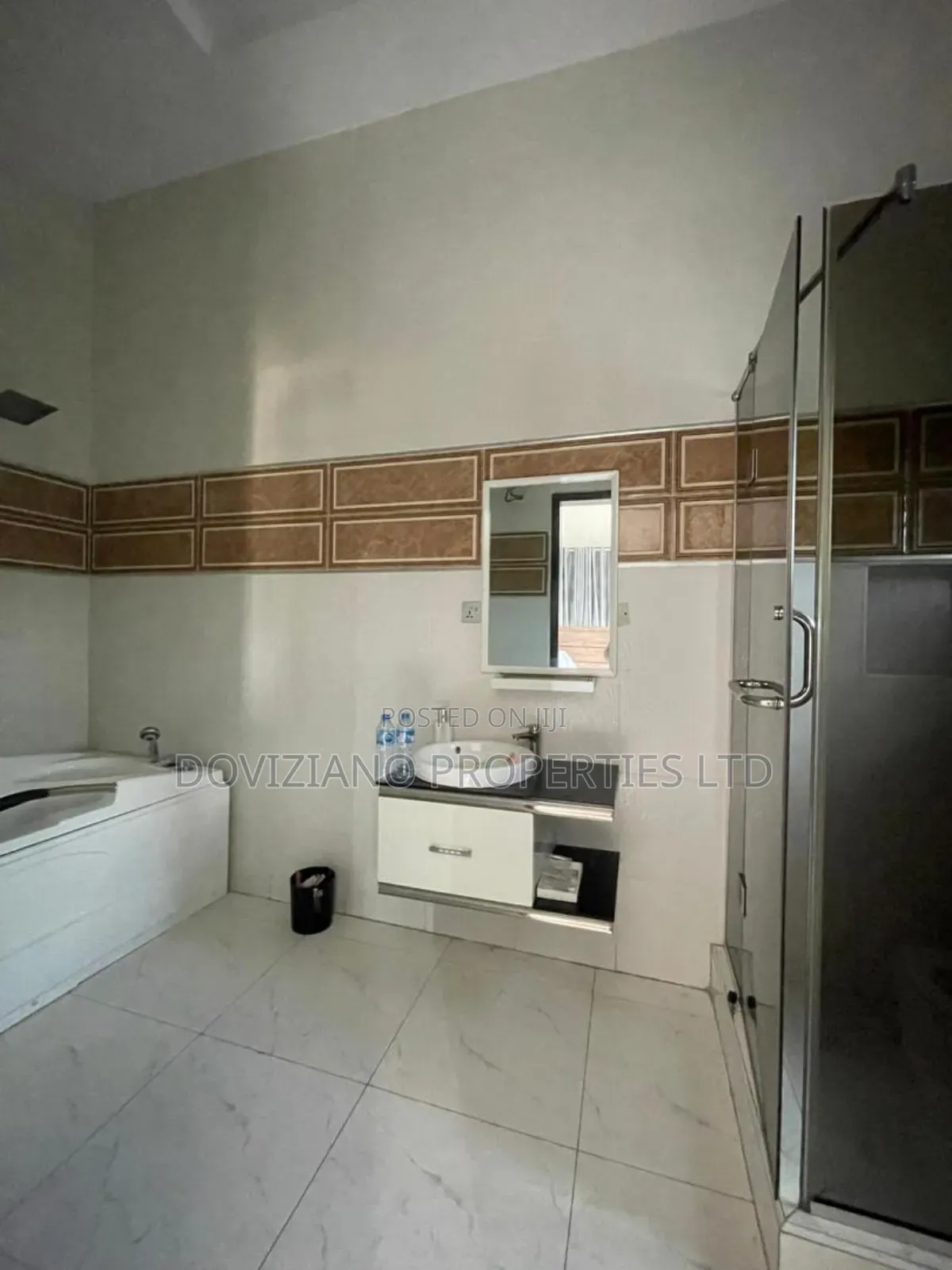 4bdrm Duplex in Chevron for sale in Chevron
