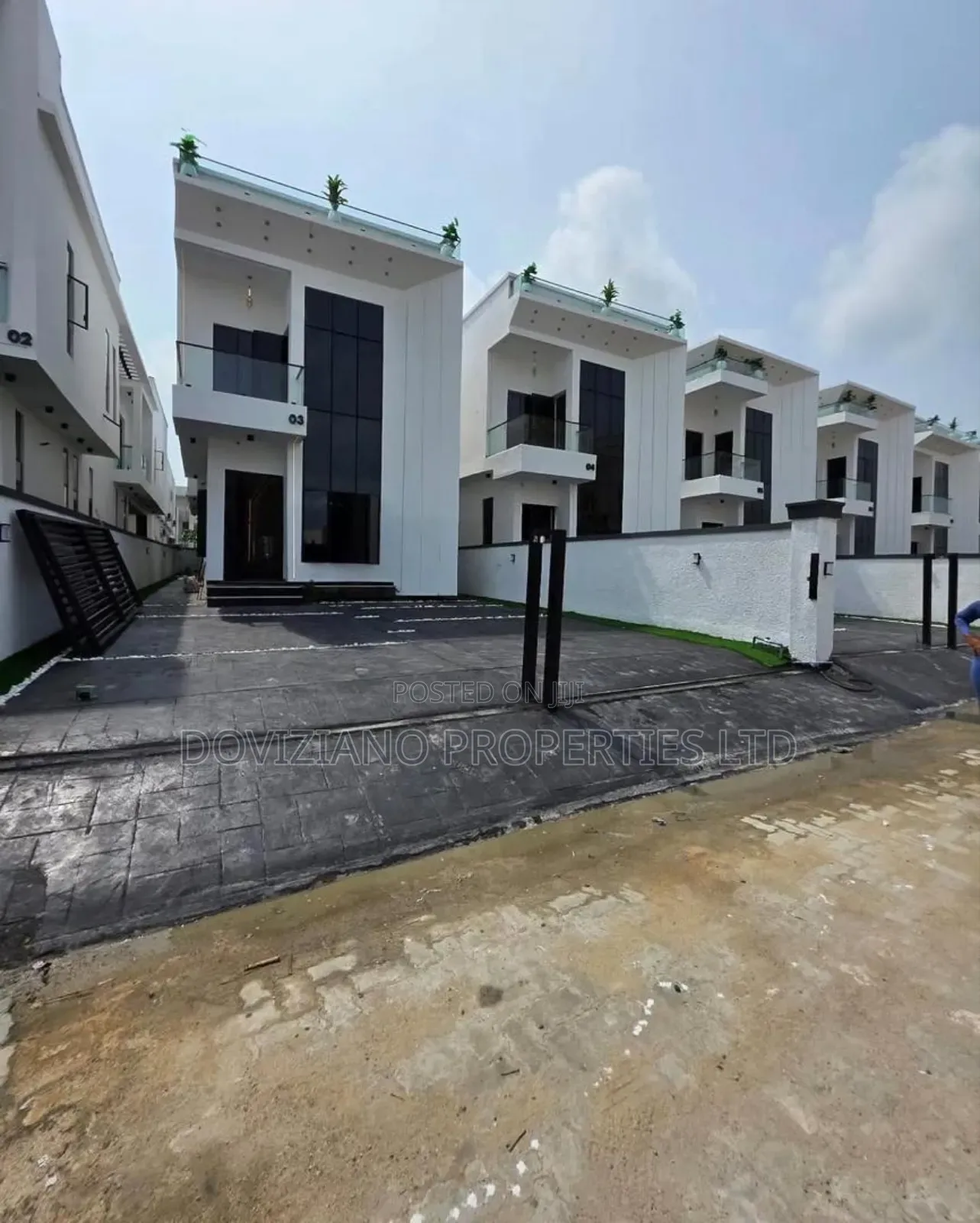 5bdrm Duplex in Chevron for sale in Chevron