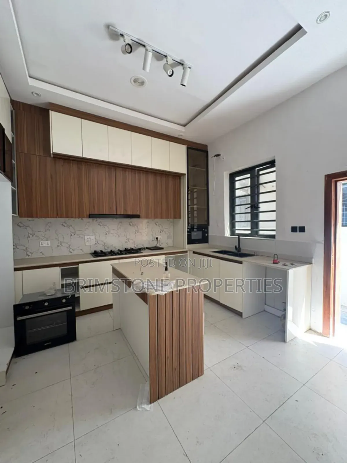 Furnished 4bdrm Duplex in Chevron for sale in Chevron