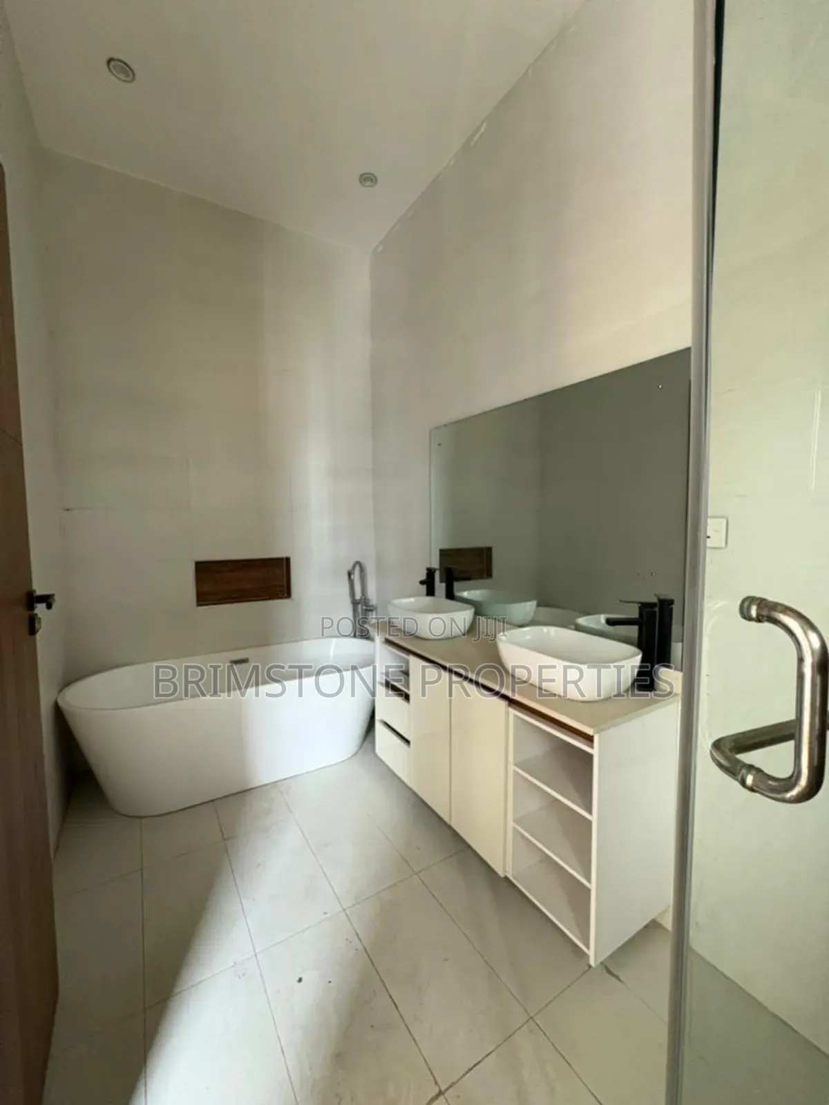 Furnished 4bdrm Duplex in Chevron for sale in Chevron