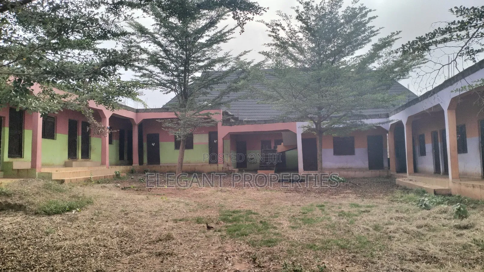 An Uncompleted Deckened Structure of 12 Rooms and 4 Toilets. in Osogbo