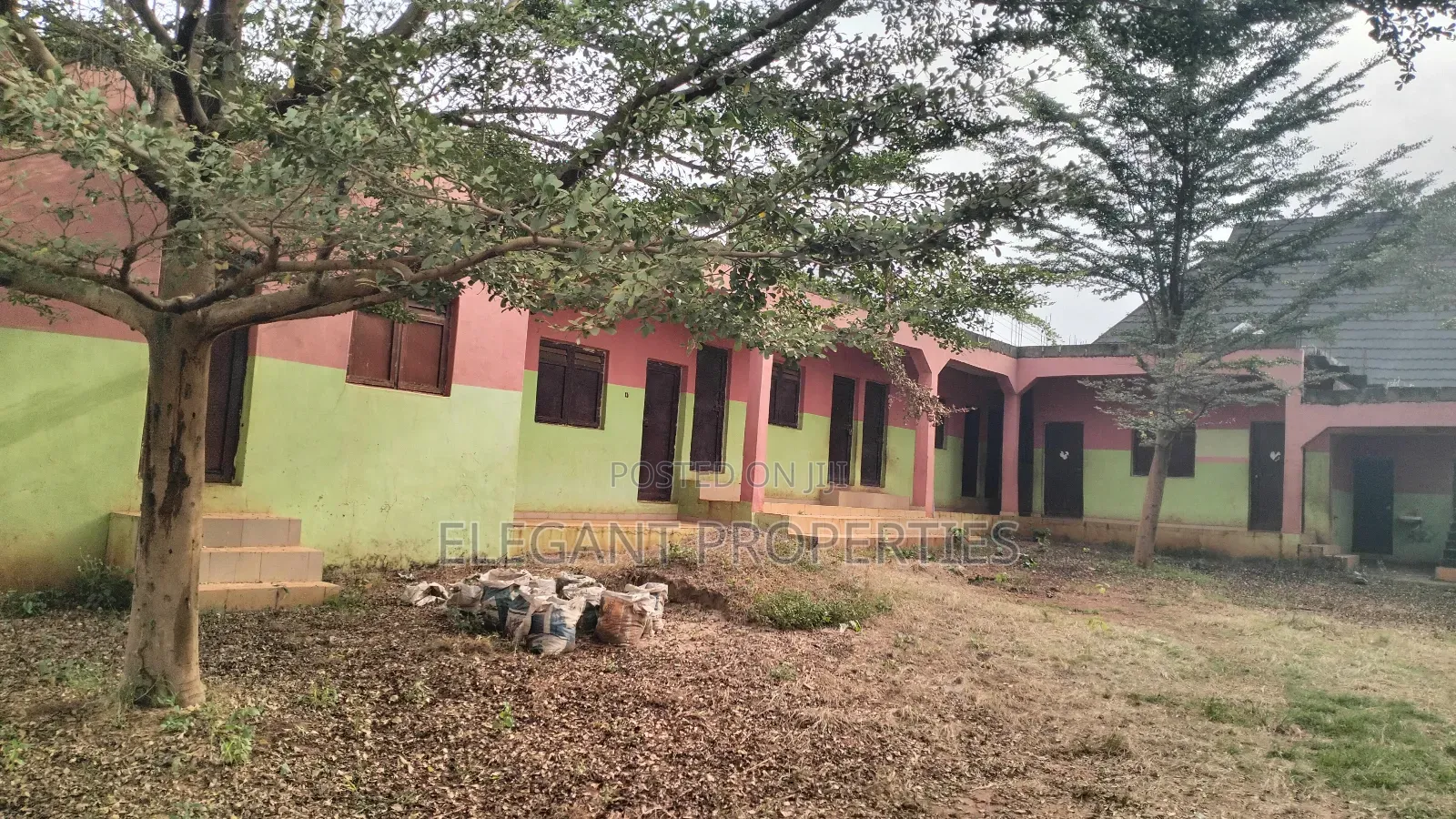 An Uncompleted Deckened Structure of 12 Rooms and 4 Toilets. in Osogbo