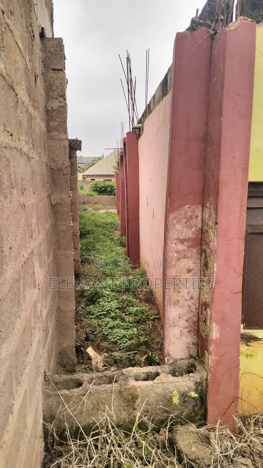 An Uncompleted Deckened Structure of 12 Rooms and 4 Toilets. in Osogbo