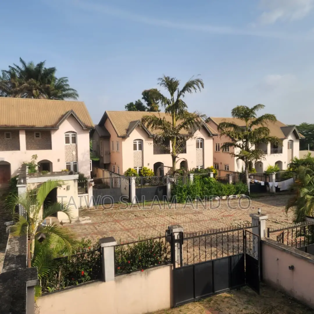 4bdrm Duplex in Jericho for sale in Jericho