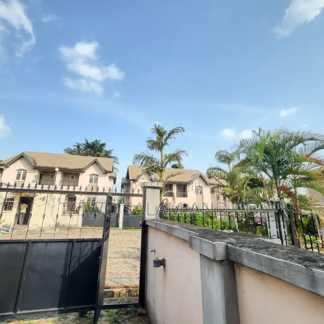 4bdrm Duplex in Jericho for sale in Jericho
