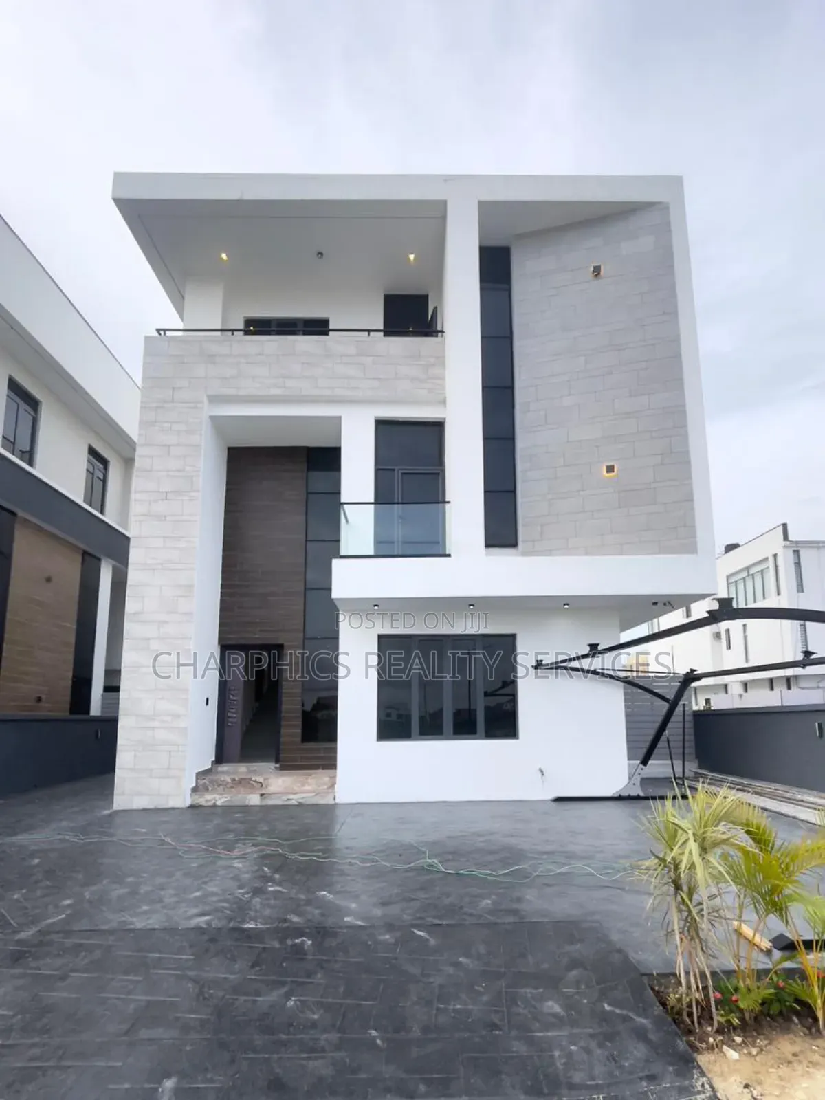 5bdrm Duplex in Ikate for sale in Ikate
