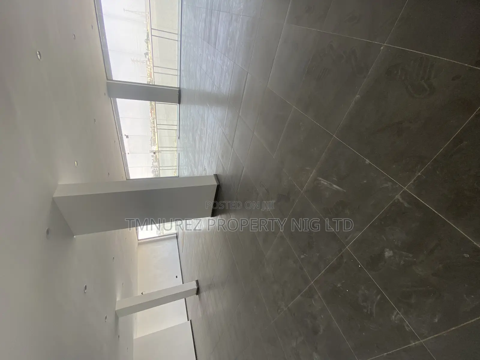 Big Showroom For Rent At Lekki Phase1 in Lekki Phase 1